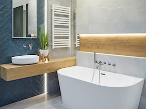 Szara łazienka z niebieską jodełką i drewnem | Salon HOFF 
