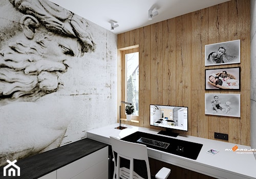 Projekt biura w Legionowie - Małe w osobnym pomieszczeniu z zabudowanym biurkiem szare z fotografiam ... - zdjęcie od Mysprojekt Marek Myszkowski