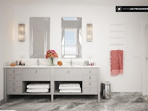 DOM JD W SKÓRZEWIE - Średnia z lustrem z dwoma umywalkami z marmurową podłogą łazienka z oknem, styl glamour - zdjęcie od LUCYNA JAŚKIEWICZ Architektura & Wnętrza