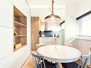 Made by Binkowska - Mała otwarta z salonem biała szara z zabudowaną lodówką z lodówką wolnostojącą kuchnia w kształcie litery u z oknem, styl skandynawski - zdjęcie od Lumen Fotografia