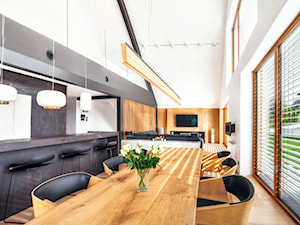 Eco Ready House - Średnia otwarta z salonem biała czarna z zabudowaną lodówką kuchnia dwurzędowa z oknem, styl nowoczesny - zdjęcie od Lumen Fotografia