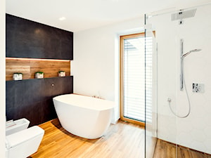 Eco Ready House - Średnia z punktowym oświetleniem łazienka z oknem, styl nowoczesny - zdjęcie od Lumen Fotografia