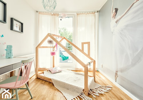 Made by Binkowska - Średni biały szary pokój dziecka dla dziecka dla dziewczynki, styl skandynawski - zdjęcie od Lumen Fotografia