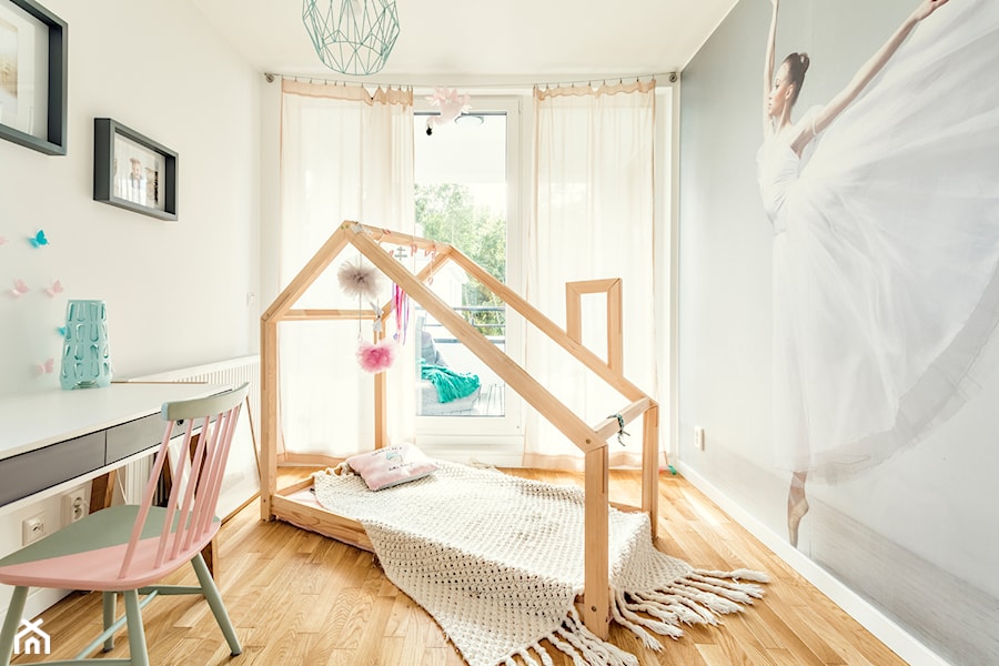 Made by Binkowska - Średni biały szary pokój dziecka dla dziecka dla dziewczynki, styl skandynawski - zdjęcie od Lumen Fotografia