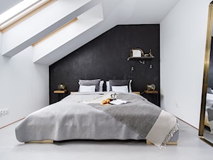 Penthouse 197 - Mała biała czarna sypialnia na poddaszu, styl minimalistyczny - zdjęcie od skandynawskieuchwyty