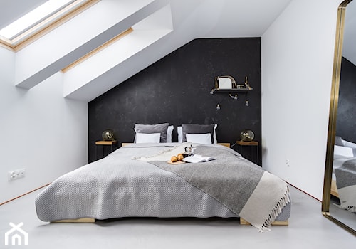 Penthouse 197 - Mała biała czarna sypialnia na poddaszu, styl minimalistyczny - zdjęcie od skandynawskieuchwyty