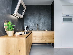Penthouse 197 - Mała zamknięta biała czarna szara z zabudowaną lodówką z podblatowym zlewozmywakiem kuchnia w kształcie litery l, styl minimalistyczny - zdjęcie od skandynawskieuchwyty