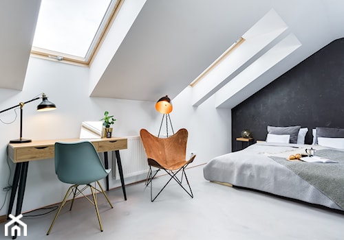 Penthouse 197 - Duża biała czarna z biurkiem sypialnia na poddaszu, styl minimalistyczny - zdjęcie od skandynawskieuchwyty