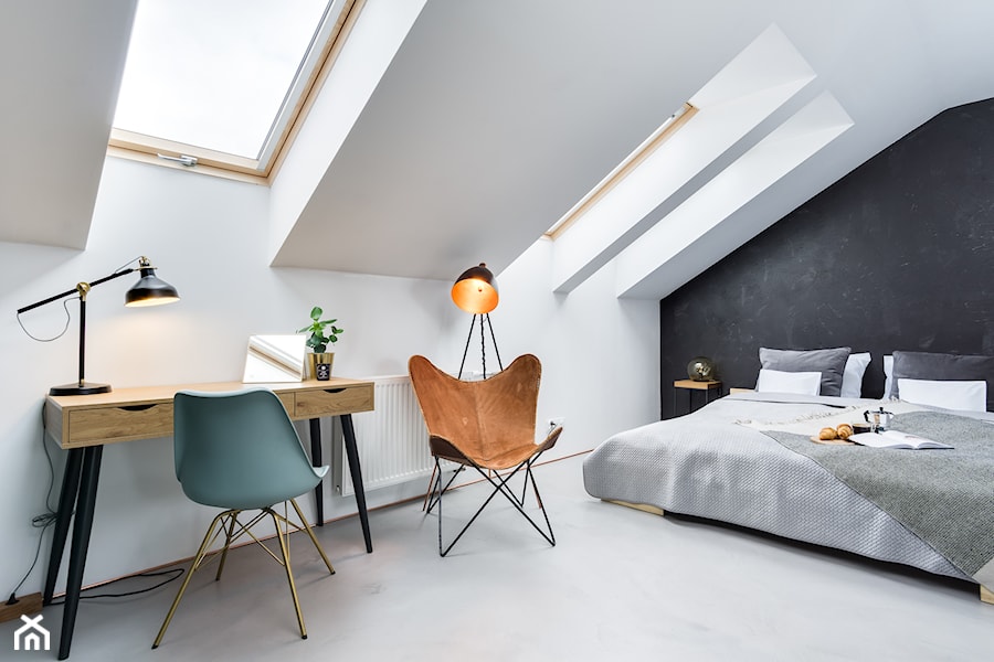 Penthouse 197 - Duża biała czarna z biurkiem sypialnia na poddaszu, styl minimalistyczny - zdjęcie od skandynawskieuchwyty