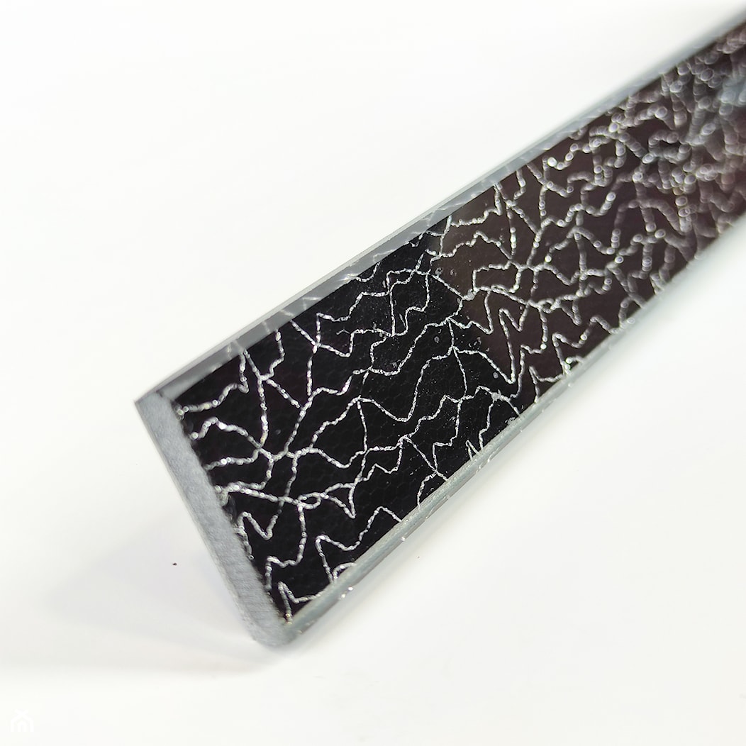 Czarna listwa szklana ze srebrnymi nitkami - zdjęcie od Glastech - Homebook