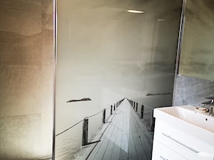 Parawan prysznicowy z grafiką - Mała bez okna z lustrem z marmurową podłogą z punktowym oświetleniem łazienka, styl nowoczesny - zdjęcie od Glastech