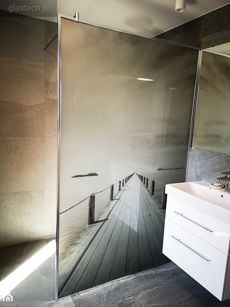 Parawan prysznicowy z grafiką - Mała bez okna z lustrem z marmurową podłogą z punktowym oświetleniem łazienka, styl nowoczesny - zdjęcie od Glastech - Homebook