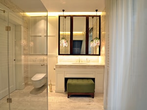 LAZIENKI DLA "NIEJ DLA NIEGO" - Średnia bez okna z lustrem z marmurową podłogą łazienka, styl tradycyjny - zdjęcie od SAFRANOW