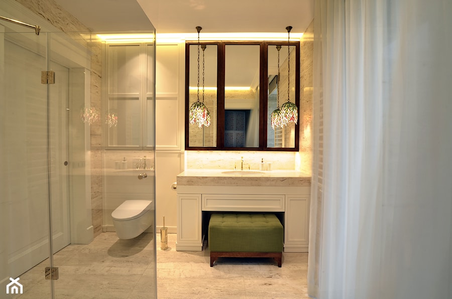 LAZIENKI DLA "NIEJ DLA NIEGO" - Średnia bez okna z lustrem z marmurową podłogą łazienka, styl tradycyjny - zdjęcie od SAFRANOW