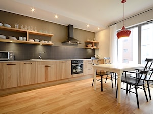 MOTŁAWA - Średnia otwarta z salonem biała szara z zabudowaną lodówką z lodówką wolnostojącą kuchnia jednorzędowa, styl skandynawski - zdjęcie od SAFRANOW