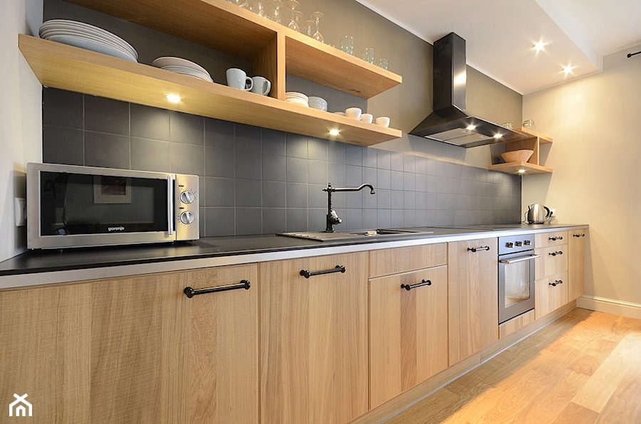 MOTŁAWA - Średnia otwarta beżowa szara z podblatowym zlewozmywakiem kuchnia jednorzędowa, styl minimalistyczny - zdjęcie od SAFRANOW