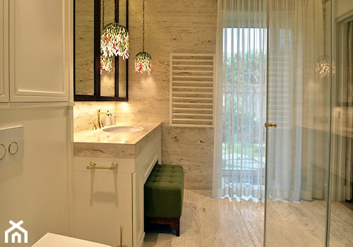 LAZIENKI DLA "NIEJ DLA NIEGO" - Średnia z lustrem z marmurową podłogą łazienka z oknem, styl tradycyjny - zdjęcie od SAFRANOW