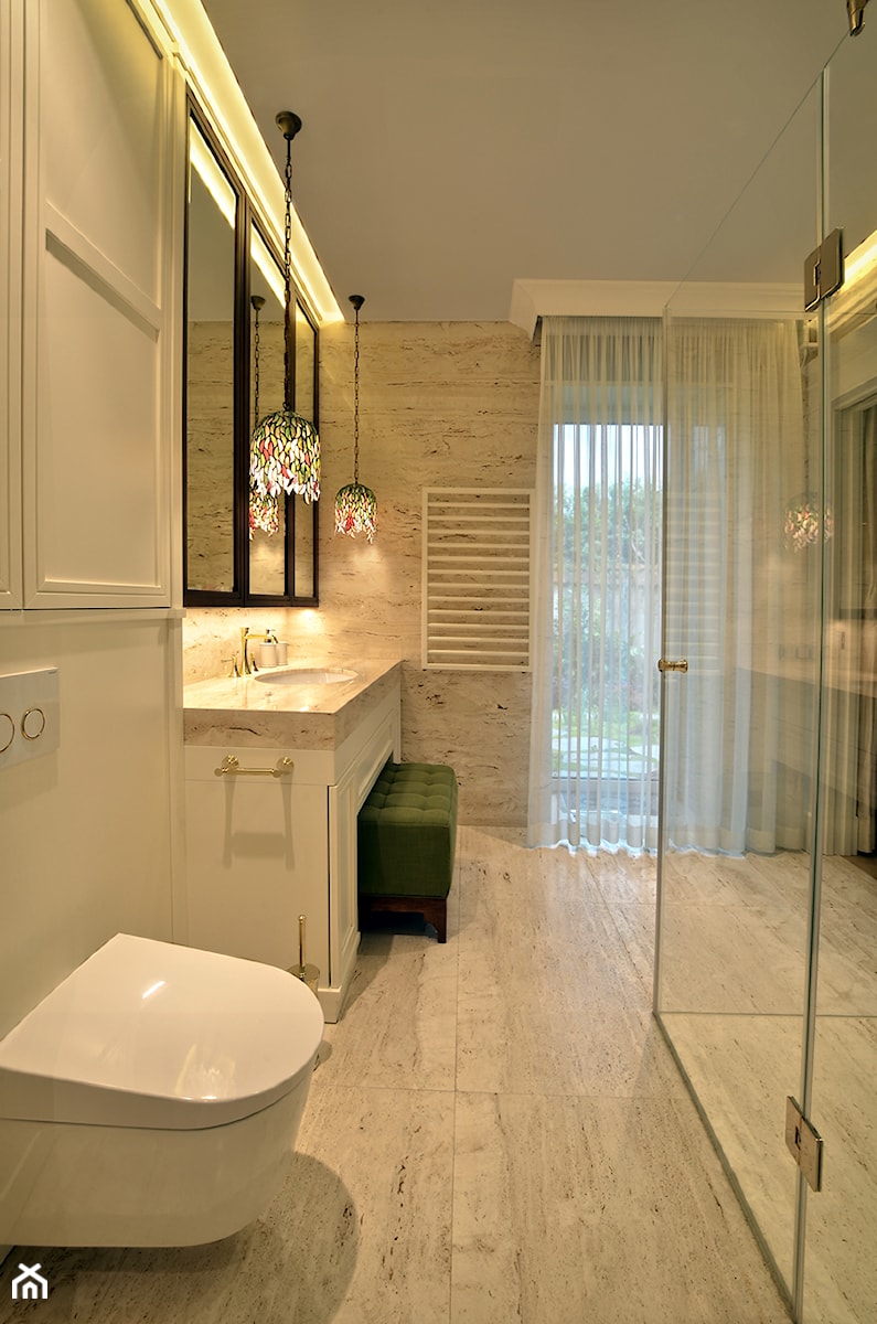 LAZIENKI DLA "NIEJ DLA NIEGO" - Średnia z lustrem z marmurową podłogą łazienka z oknem, styl tradycyjny - zdjęcie od SAFRANOW