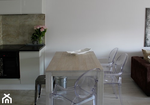 Mieszkanie Wola - realizacja - Średnia szara jadalnia w salonie w kuchni, styl skandynawski - zdjęcie od LOMAdesign