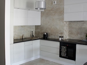 Mieszkanie Wola - realizacja - Mała otwarta z salonem beżowa biała z zabudowaną lodówką z podblatowym zlewozmywakiem kuchnia w kształcie litery l z kompozytem na ścianie nad blatem kuchennym, styl skandynawski - zdjęcie od LOMAdesign