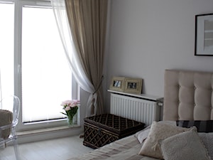Mieszkanie Wola - realizacja - Średnia biała sypialnia z balkonem / tarasem, styl glamour - zdjęcie od LOMAdesign