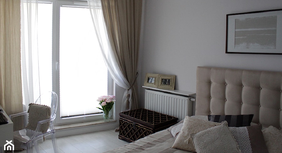 Mieszkanie Wola - realizacja - Średnia biała sypialnia z balkonem / tarasem, styl glamour - zdjęcie od LOMAdesign