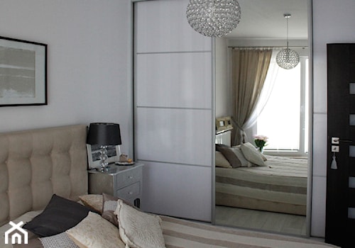 Mieszkanie Wola - realizacja - Średnia biała sypialnia, styl glamour - zdjęcie od LOMAdesign