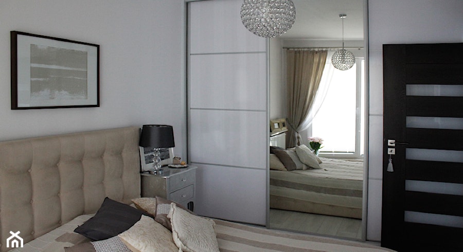 Mieszkanie Wola - realizacja - Średnia biała sypialnia, styl glamour - zdjęcie od LOMAdesign