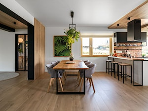 „Najpiękniejsze wnętrza z drzwiami DRE” - Duża otwarta biała jadalnia w kuchni, styl nowoczesny - zdjęcie od DRE
