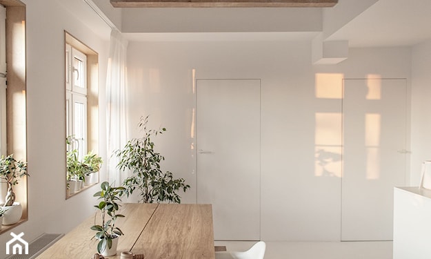 minimalistyczna kuchnia, biała kuchnia, białe drzwi