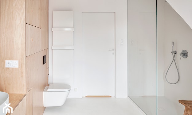 minimalistyczna łazienka z białymi drzwiami