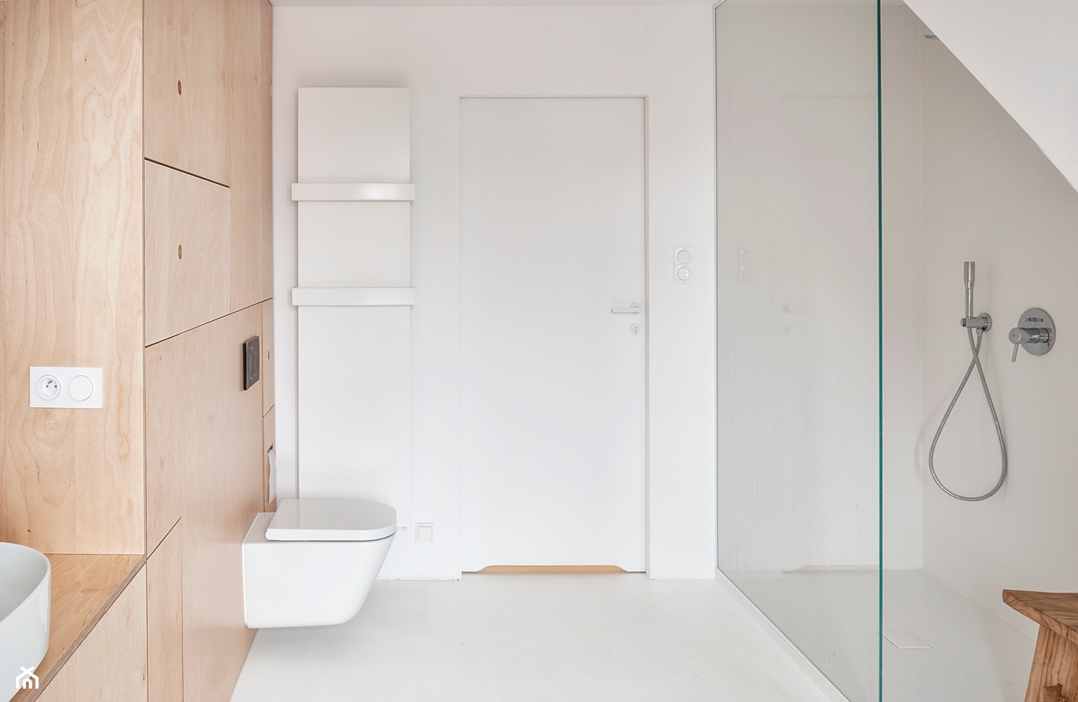 „Najpiękniejsze wnętrza z drzwiami DRE” - Duża łazienka, styl minimalistyczny - zdjęcie od DRE - Homebook