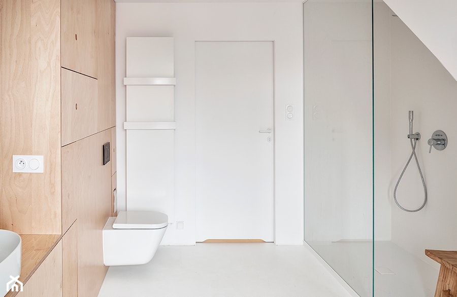 „Najpiękniejsze wnętrza z drzwiami DRE” - Duża łazienka, styl minimalistyczny - zdjęcie od DRE