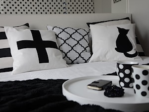 Mała biała sypialnia, styl minimalistyczny - zdjęcie od Zumiq