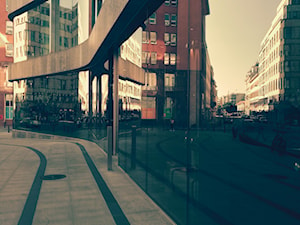 w cieniu - Wnętrza publiczne, styl minimalistyczny - zdjęcie od totalwhitephoto
