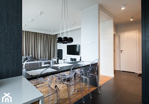 Mieszkanie dla młodej pary - Średnia czarna szara jadalnia w salonie, styl nowoczesny - zdjęcie od Bracia Burawscy Architekci Sp. z o.o
