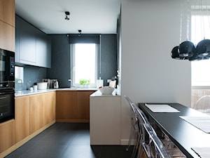 Mieszkanie dla młodej pary - Średnia otwarta biała czarna z zabudowaną lodówką z podblatowym zlewozmywakiem kuchnia w kształcie litery u, styl nowoczesny - zdjęcie od Bracia Burawscy Architekci Sp. z o.o