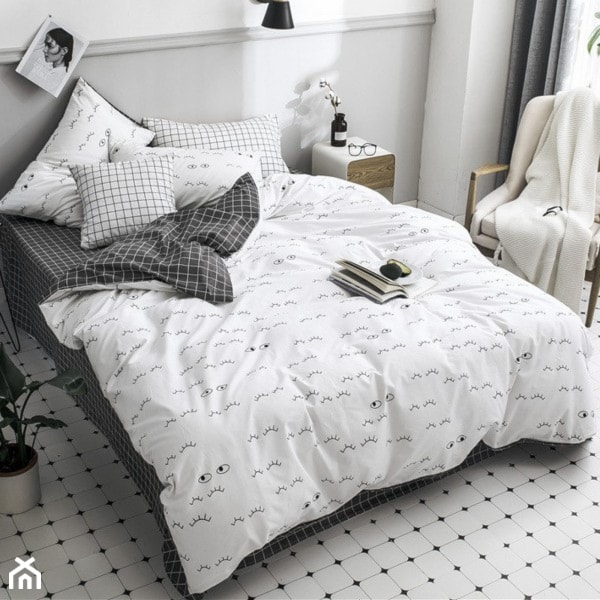 Mała biała szara sypialnia, styl minimalistyczny - zdjęcie od Nietylkofiranki