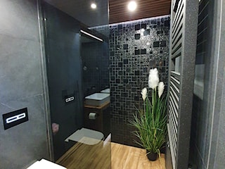 Łazienka w stylu nowoczesnym, czerń i drewno