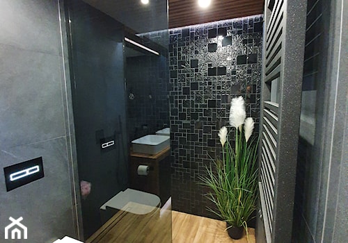 Łazienka w stylu nowoczesnym, czerń i drewno - Mała z punktowym oświetleniem łazienka, styl nowoczesny - zdjęcie od sawek