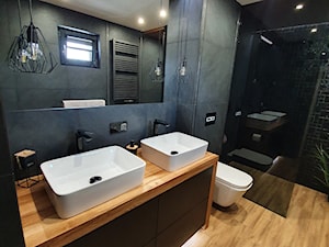 Łazienka w stylu nowoczesnym, czerń i drewno - Duża z lustrem z dwoma umywalkami z punktowym oświetleniem łazienka z oknem, styl nowoczesny - zdjęcie od sawek