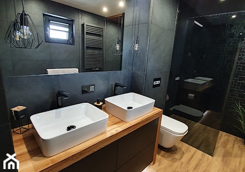 Łazienka w stylu nowoczesnym, czerń i drewno - Duża z lustrem z dwoma umywalkami z punktowym oświetleniem łazienka z oknem, styl nowoczesny - zdjęcie od sawek