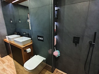 Łazienka w stylu nowoczesnym, czerń i drewno
