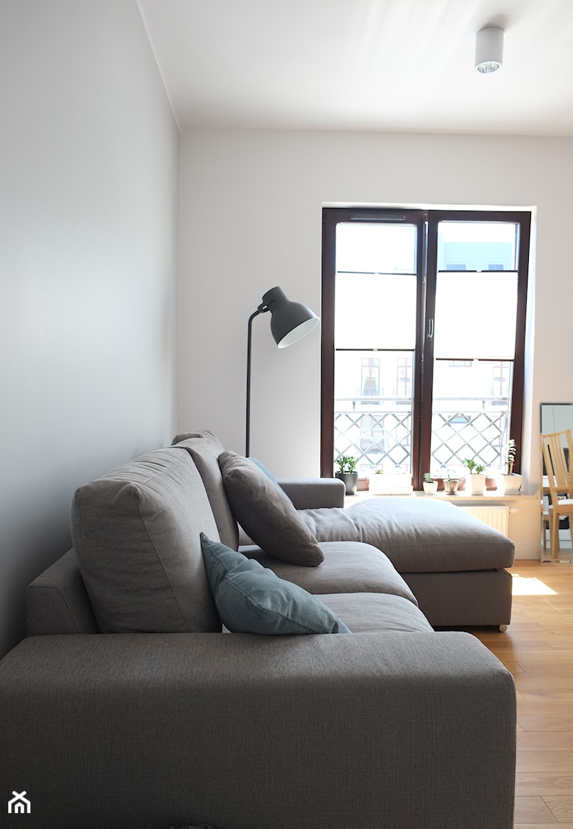 MIESZKANIE DLA DWOJGA 1 - Mały biały salon z tarasem / balkonem, styl minimalistyczny - zdjęcie od AWB studio