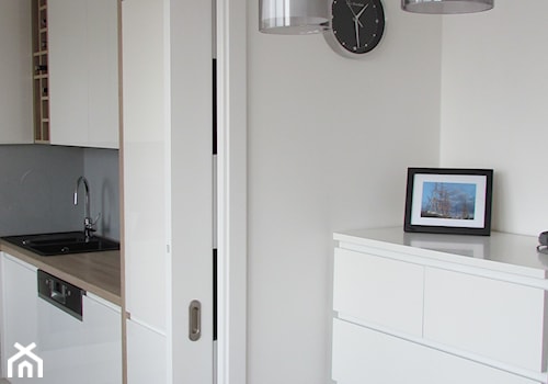 MIESZKANIE DLA DWOJGA 2 - Mała biała jadalnia jako osobne pomieszczenie, styl minimalistyczny - zdjęcie od AWB studio