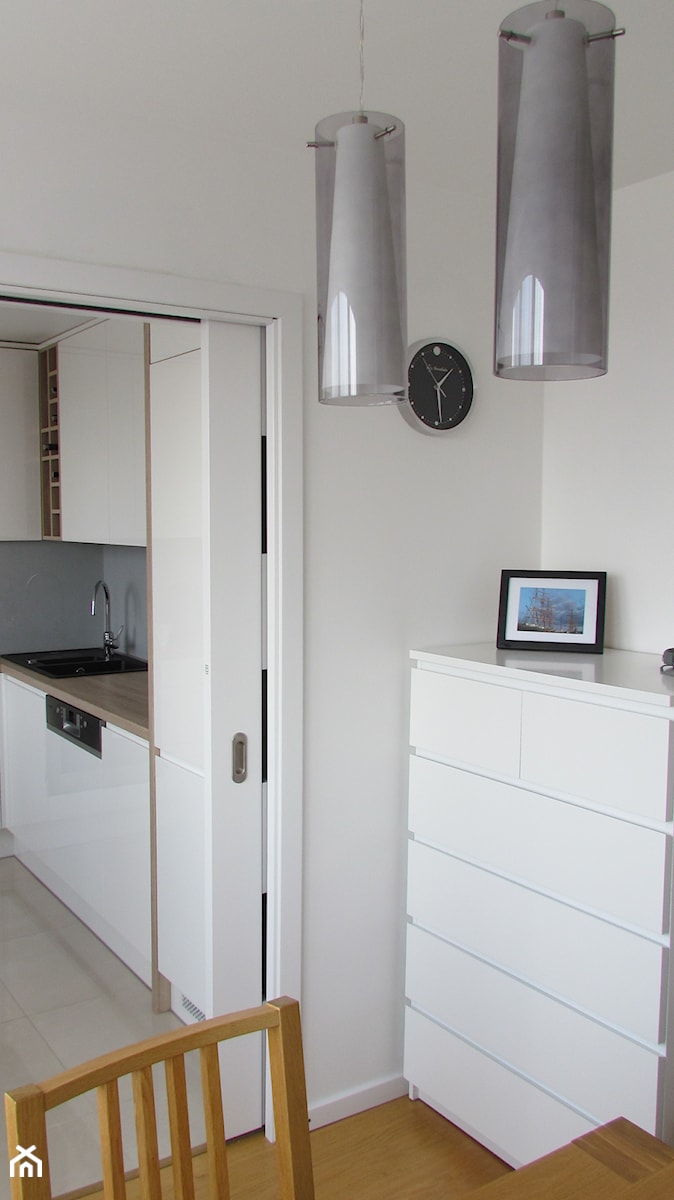 MIESZKANIE DLA DWOJGA 2 - Mała biała jadalnia jako osobne pomieszczenie, styl minimalistyczny - zdjęcie od AWB studio