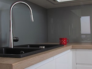 MIESZKANIE 50+ - Mała z podblatowym zlewozmywakiem kuchnia w kształcie litery l, styl minimalistyczny - zdjęcie od AWB studio