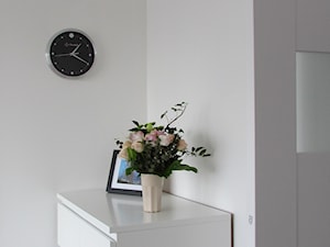 MIESZKANIE DLA DWOJGA 2 - Mała szara jadalnia jako osobne pomieszczenie, styl minimalistyczny - zdjęcie od AWB studio