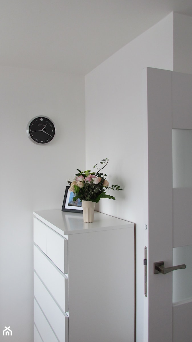 MIESZKANIE DLA DWOJGA 2 - Mała szara jadalnia jako osobne pomieszczenie, styl minimalistyczny - zdjęcie od AWB studio