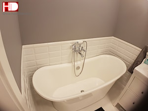 mała łazienka z wanną wolno stojącą - zdjęcie od have.it.done indywidualne projektowanie wnętrz